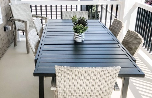 North End Condo | Beautiful North End- 4BR- 2nd Floor- 1.5 blocks to beach (Sleeps 8)
