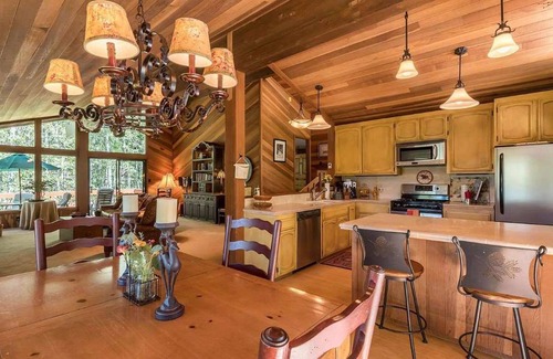 Truckee House | Beautiful Northstar lodge with private hot tub, perfect for families