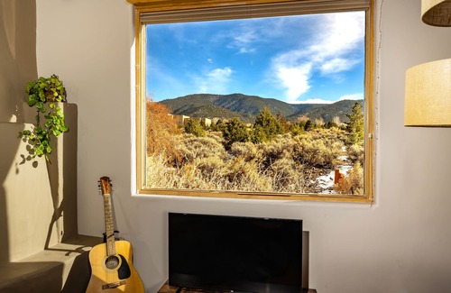 Taos House | Beautiful Oasis in Taos w/Hot Tub. Great for long term stays!