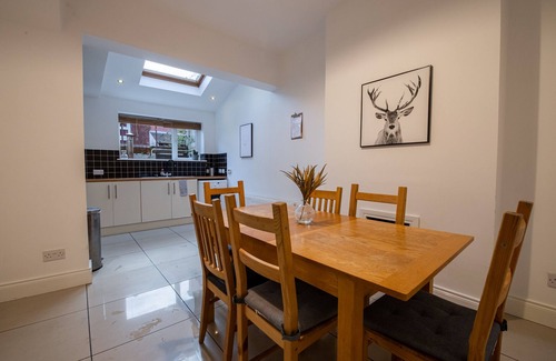 Belfast House | Beautiful Ormeau Park Home - Perfect for Belsonic in June & Central City Breaks