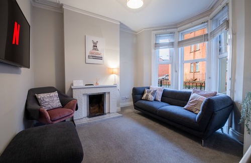 Belfast House | Beautiful Ormeau Park Home - Perfect for Belsonic in June & Central City Breaks