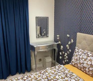 Slough House | Beautiful place to live near Heathrow Windsor Legoland & Free Parking Onsite