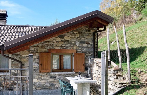 Peglio House | Beautiful private villa for 6 guests with TV, terrace and pets allowed