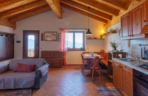 Peglio House | Beautiful private villa for 4 guests with WIFI, TV, balcony and pets allowed