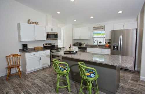 Englewood East House | Beautiful private & immaculate- Sunny-Side-Up cottage 4.7 mi to Englwood beach