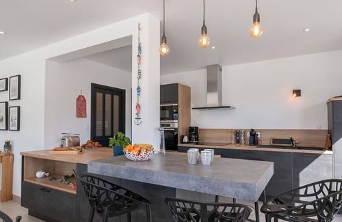 Brignogan-Plage House | Beautiful private villa for 10 people with WIFI, private pool, TV, terrace and pets allowed