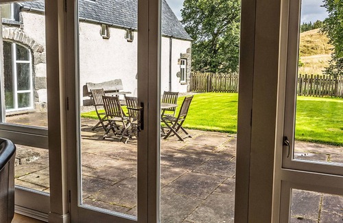 Glen Urquhart House | Beautiful private villa for 10 guests with WIFI, TV, terrace and pets allowed