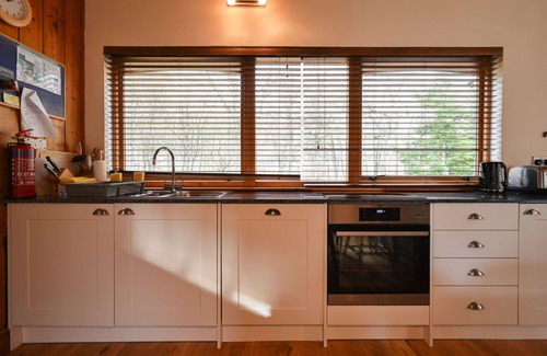 Beauly House | Beautiful private villa for 4 people with hot tub, WIFI, TV and pets allowed