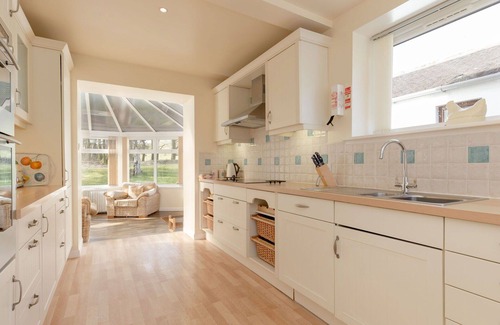 Maybole Villa | Beautiful private villa for 8 people with TV, patio, pets allowed and panoramic view