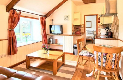 Fivelanes House | Beautiful private villa for 2 people with WIFI, hot tub, TV, patio and pets allowed
