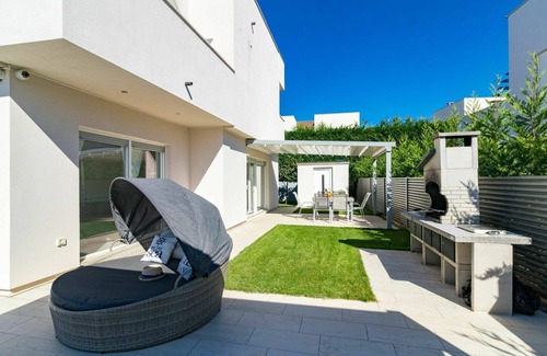 Karigador House | Beautiful private villa with A/C, private pool, hot tub, WIFI, TV, terrace and pets allowed