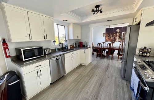 Brighton House | Beautiful relaxing home 4BR/3BA near Light Rail