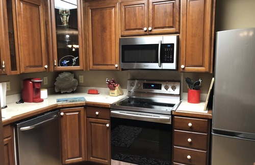 Boone House | Beautiful Riverside Getaway