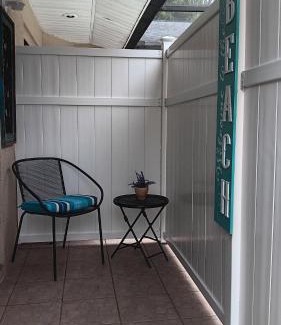 Tarpon Springs Apartment | Beautiful Room close to the benches