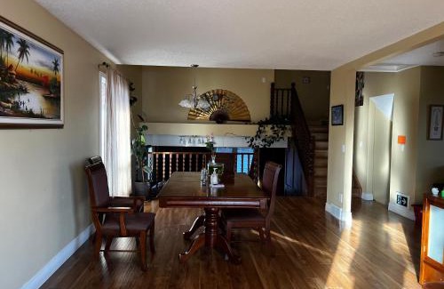Northwest Calgary House | Beautiful room close Airport!