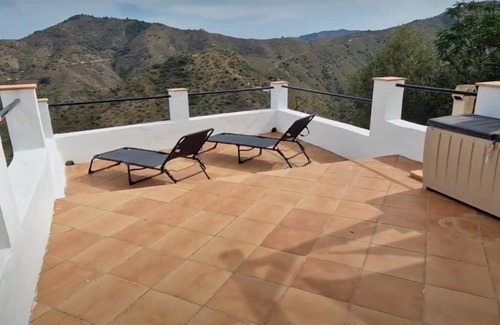 Comares House | Beautiful rustic house surrounded by olive trees, in the picturesque Axarquia Valley.