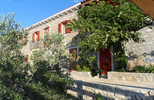 Broce Villa | Beautiful, secluded old stone villa with pool