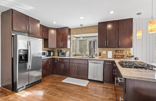 Fairfax House | Beautiful | Spacious | 4 Bed/2bath