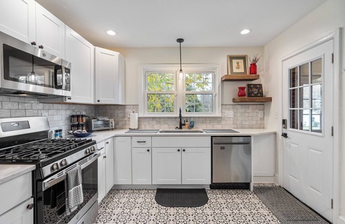 High Point House | Beautiful, Spacious 4 Bedroom Home one Block from High Point University