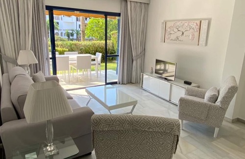Cabopino Apartment | Beautiful spacious ground floor apartment on the Port of Cabopino