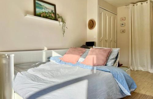 Esparron-de-Verdon Apartment | Beautiful studio terrace with Esparron lake view 4 people