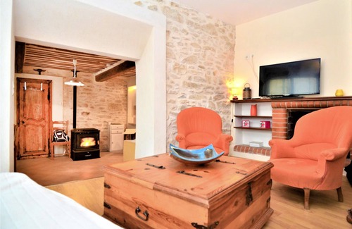 Tavel House | Beautiful terraced stone house in the center of the village.