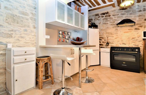 Tavel House | Beautiful terraced stone house in the center of the village.
