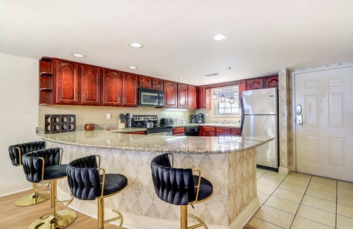 Gatlinburg Cabin | Beautiful Top Floor 2 Bedroom Condo - Minutes to Downtown - Sleeps 6