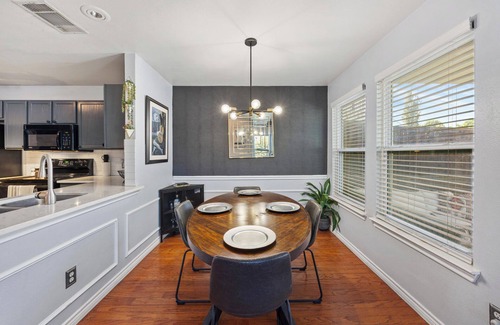 Euless House | Beautiful Townhouse 8 minutes From AT&T Stadium & DFW Airport!