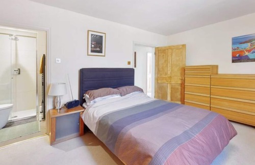 Guildford House | Beautiful townhouse in perfect location