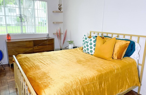 Beverly Grove House | Beautiful Trendy large One Bedroom close to The Grove