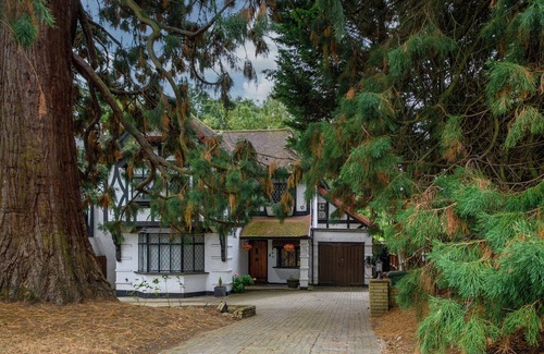 Canons House | Beautiful Tudor House - 15 mins to Wembley Stadium