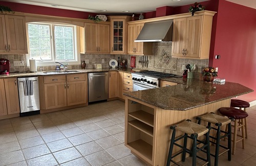 West Dover House | Beautiful, upscale skier & leafer sanctuary at Mount Snow - Pet Friendly !