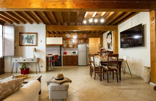 San Giuliano Terme House | Beautiful villa for 6 guests with WIFI, A/C, TV, patio, pets allowed and parking