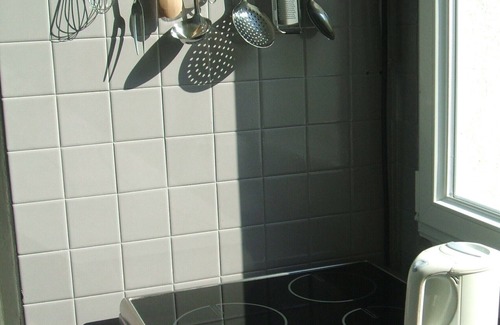 Quartier des Grandes-Carrieres House | Beautiful view over the city and beautiful living room, bright kichen