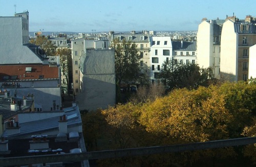 Quartier des Grandes-Carrieres House | Beautiful view over the city and beautiful living room, bright kichen