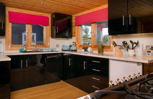 Hopton House | Beautiful villa for 4 people with WIFI, hot tub and balcony