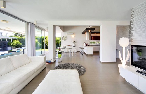 Ragusa Villa | Beautiful villa in a modern style, with swimming pool, solarium and garden.