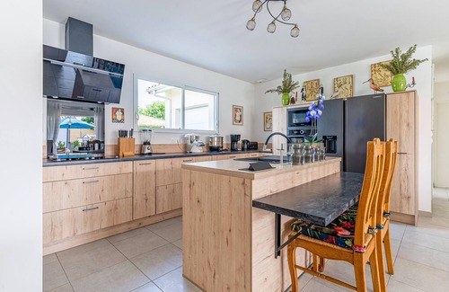Gastes House | Beautiful Villa 500 m from the Lake with Pool and Air Conditioning