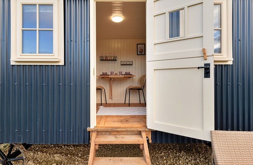 Brackley House | Beautiful villa for 2 people with WIFI, pets allowed and parking