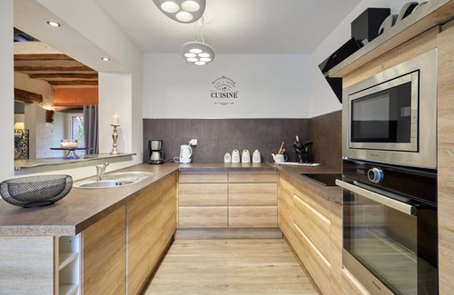 Surville House | Beautiful villa for 4 people with WIFI, hot tub, TV, terrace and pets allowed