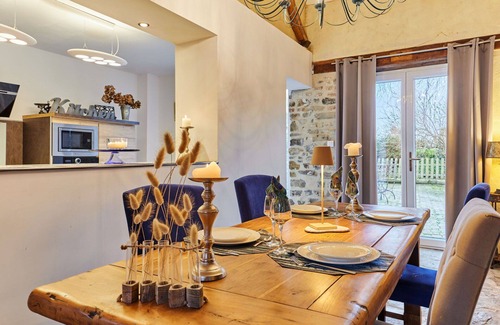 Surville House | Beautiful villa for 4 people with WIFI, hot tub, TV, terrace and pets allowed
