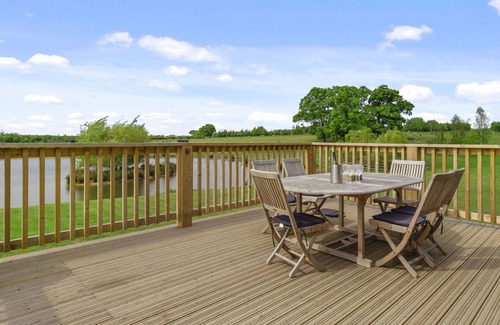 Hertford House | Beautiful villa for 6 guests with hot tub, TV, terrace and pets allowed