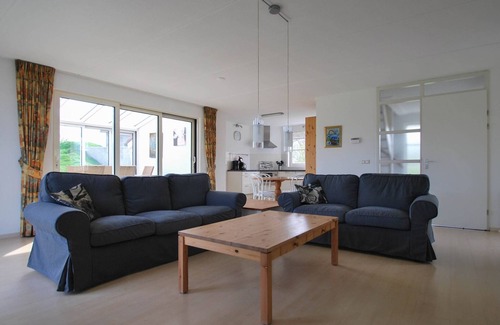 Makkum Villa | Beautiful villa with conservatory