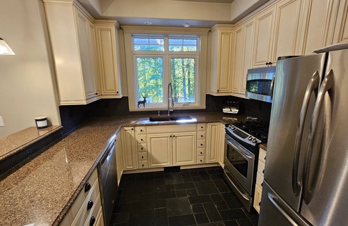 Parkland Beach Cottage | Beautiful, Waterfront 6 bedroom cottage Cape Cod style cottage on Gull Lake