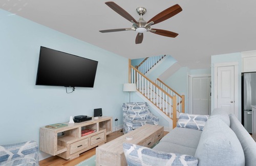 Monteray Shores House | Beautifully Furnished. Hot Tub. Foosball. Bring Fido.