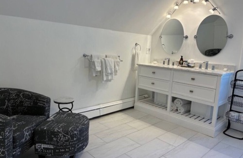 Rockport Apartment | Beautifully furnished Queen Bedroom en-suite, at the Inn at Starlight Lodge