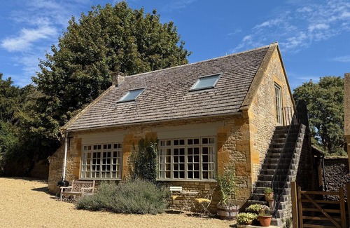 Broadwell Cottage | Beautifully presented dog friendly - The Coach House at Broadwell Manor