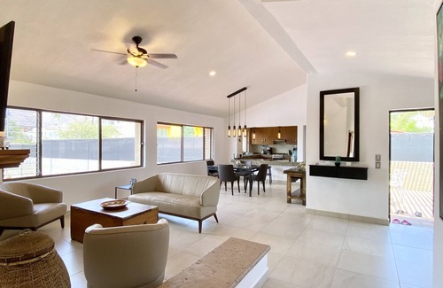 San Antonio Tlayacapan House | Beautifully Renovated 2 Bedroom. Great Location- Walk to everything.