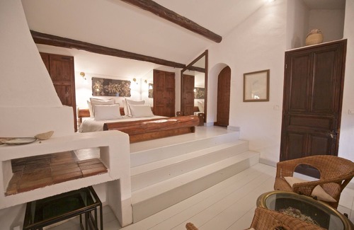 Roussillon Other | Beautifully renovated Artist’s farmhouse in Provence, large heated pool & sauna